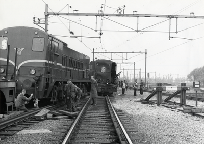 807631 Afbeelding van de botsing tussen de diesel-electrische locomotief nr. 2251 (links, serie 2200/2300) van de N.S. ...